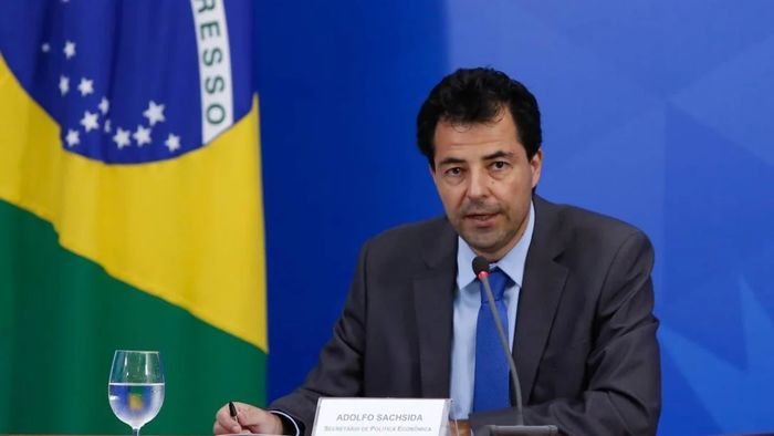 Adolfo Sachsida diz que governo não pode interferir em preços de combustíveis