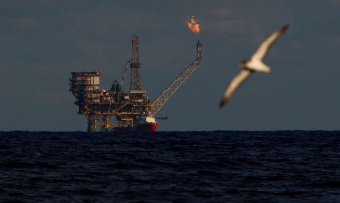 Preços do petróleo caem 6% com EUA avaliando liberação de reservas estratégicas
