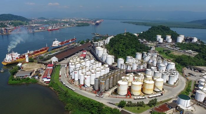 Medo de escassez faz distribuidoras aumentarem importação de diesel