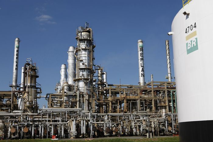 Adiar paradas em refinarias ajuda suprimento de diesel mas não resolve o problema