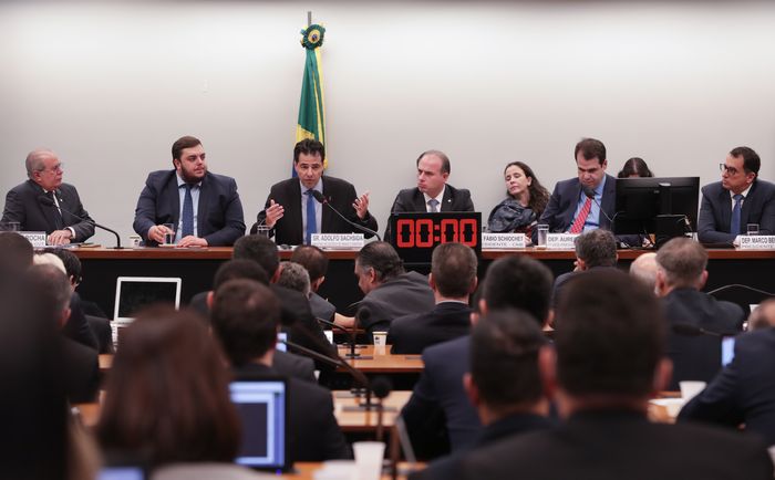 Brasil tem estoque de diesel para 50 dias sem importação, diz ministro de Minas e Energia