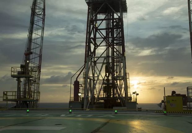 Petróleo fecha em forte queda com desaceleração chinesa e possível aumento de oferta