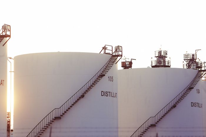 Petróleo sobe após queda inesperada de estoques nos EUA
