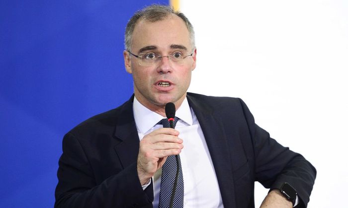 Mendonça cobra ANP e Cade sobre preço de combustível