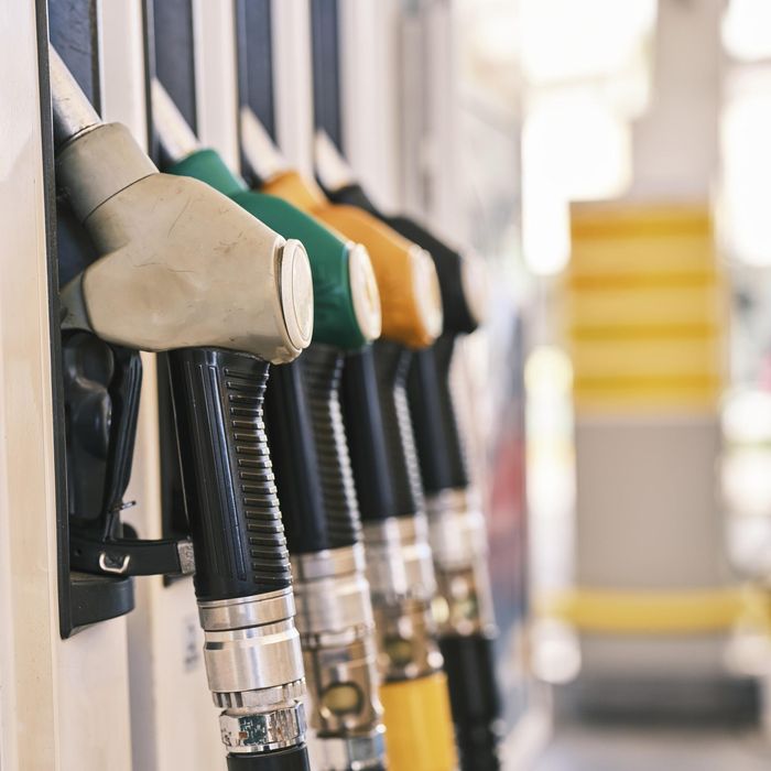 Petróleo cai a nível anterior à guerra e deve derrubar gasolina e diesel
