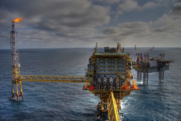 Petróleo sobe e Brent supera marca dos US$ 100 com possível corte de produção da Opep