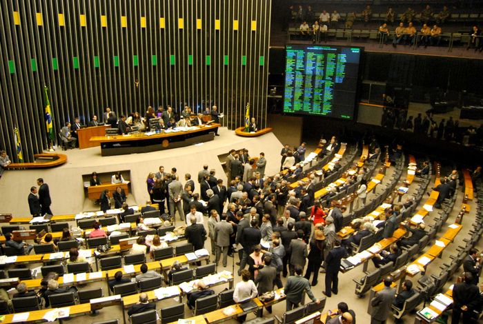 Câmara aprova MP que anula crédito de combustível, mas recusa emenda sobre mistura do biodiesel