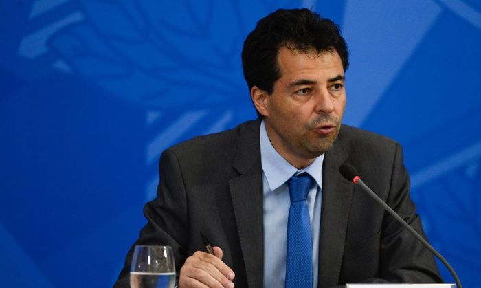 Ministro diz que ‘mão de Deus’ ajudou preço do diesel a cair no Brasil