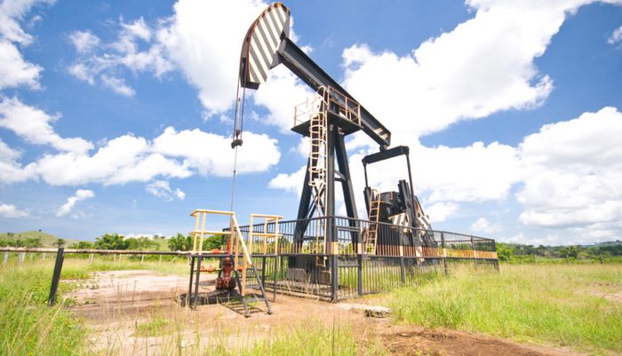 Petróleo fecha em alta moderada com temores sobre oferta compensando expectativa de queda da demanda