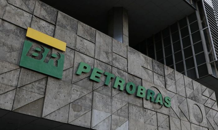 Governo quer trocar diretores da Petrobras para segurar preço dos combustíveis