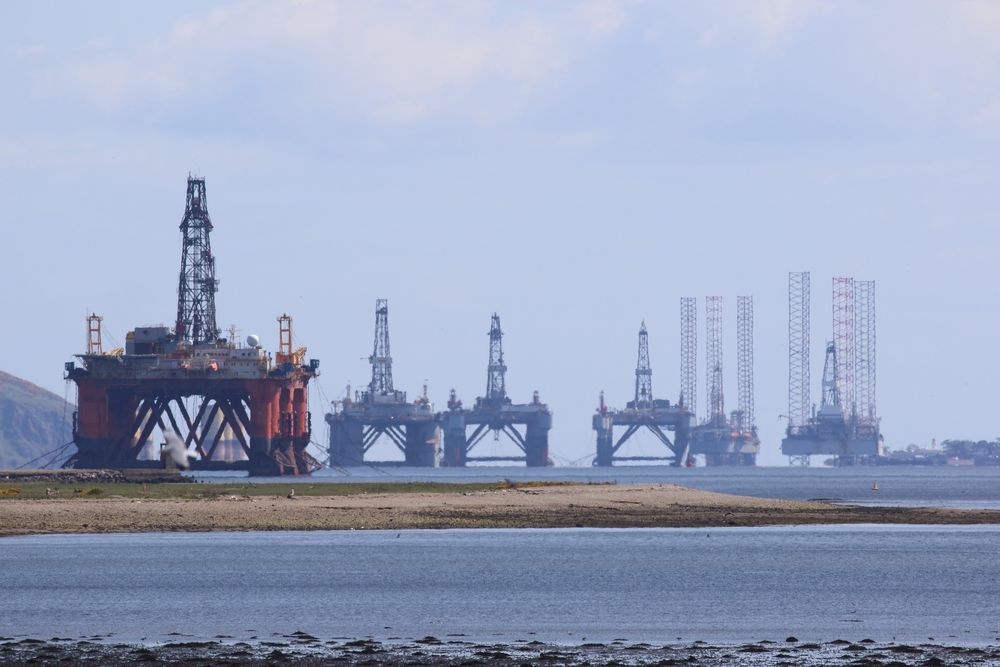 Petróleo sobe mais de 2% com otimismo sobre demanda e dólar desvalorizado no exterior