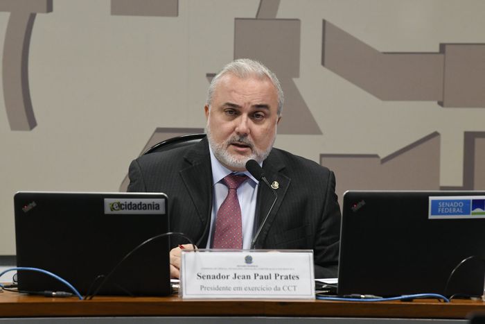 Transição quer suspender venda de refinarias e “blindar” preços da Petrobras