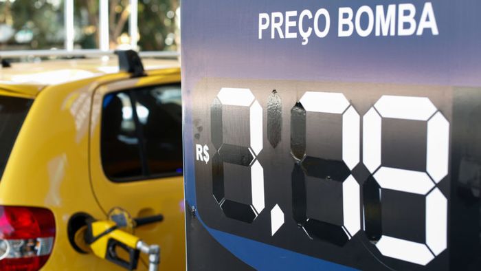 Preço do diesel recua no Brasil após ajuste nas refinarias; etanol tem alta no mês