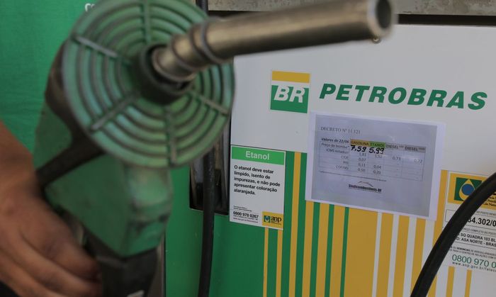 Após redução nas refinarias, preço do diesel volta a cair nos postos