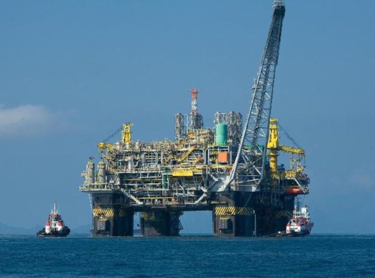 Petróleo reverte ganhos e fecha em queda, com incertezas e dólar em alta