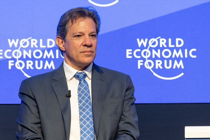 Equipe econômica quer retomar impostos sobre combustíveis em março; ala política teme inflação