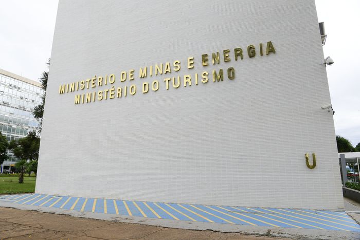 Ligação com Bolsonaro e Temer põe indicados ao conselho da Petrobras na mira do PT