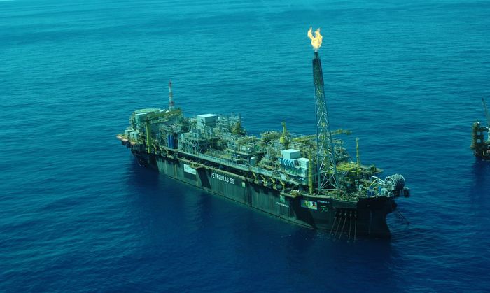Petróleo despenca com dólar forte após falas de Powell