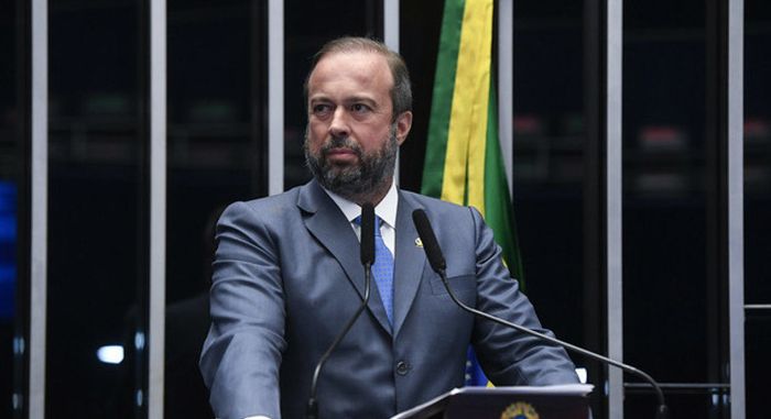 Planalto e aliados apertam o cerco ao ministro de Minas e Energia