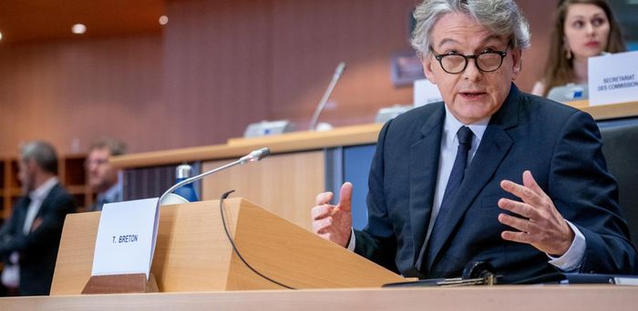 UE ainda não decidiu sobre motores a combustão, diz comissário