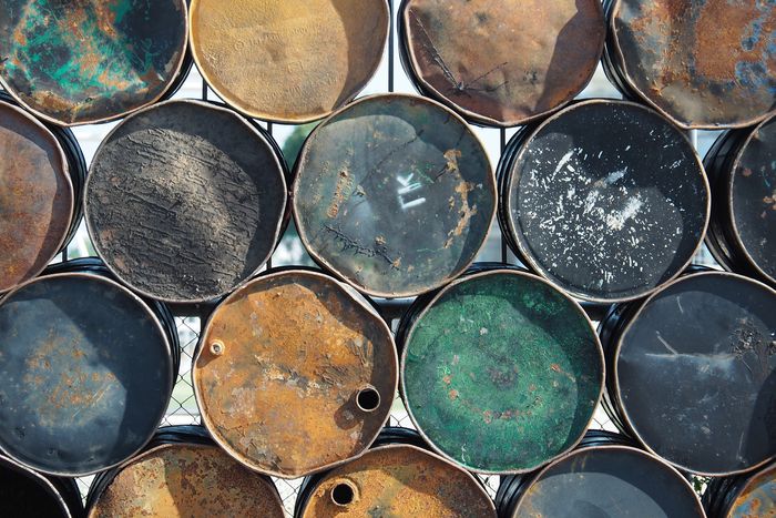 Petróleo sobe após Opep+ cortar produção de mais de 1 milhão de barris por dia