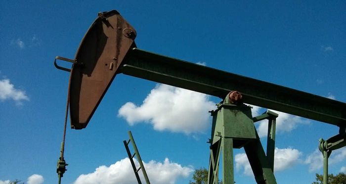 Petróleo avança até 2% após agência dos EUA elevar projeções de preços para 2023
