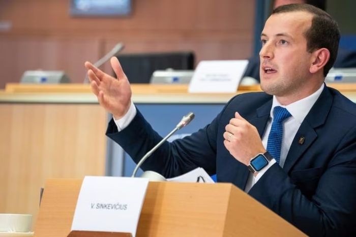 Comissário da EU visita país e debate lei antidesmate