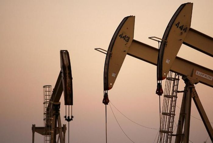 Petróleo sobe mais de 2% e recupera parte das perdas da última semana