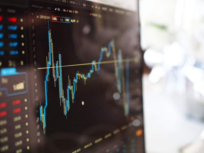 Petróleo volta a subir e fecha em alta de até 3% com expectativa de cortes pela Opep+