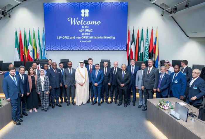 Exportadores de petróleo decidem manter produção, mas Arábia Saudita tentará elevar preço