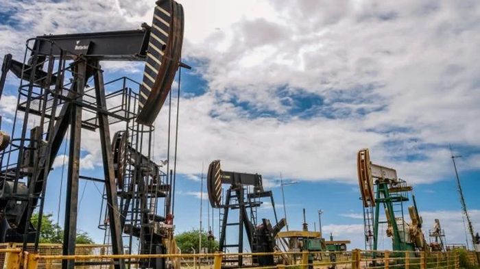 Petróleo fecha em alta após fim de semana tenso na Rússia