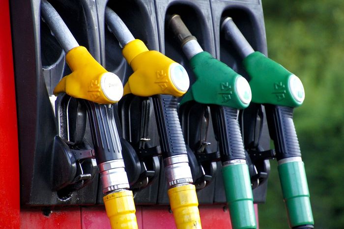 Petróleo cai mais de 2% no dia guiado por preocupações com apertos monetários