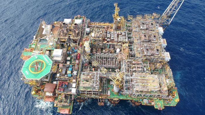 Petróleo fecha em alta, com revisão nas projeções dos EUA e cortes na oferta