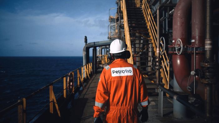 Petróleo fecha em queda com mercado cauteloso com Fed e China