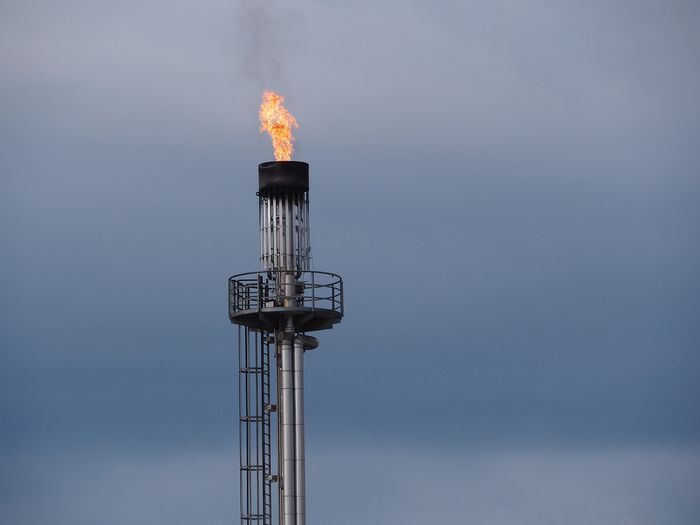 Petróleo sobe até 2% em agosto em reação a novos apertos de oferta