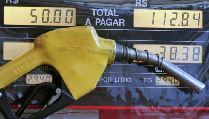 Diesel está R$ 0,44 mais barato no Brasil do que no exterior; gasolina está R$ 0,11 mais cara