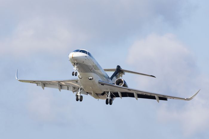 Embraer faz voos de teste com aviões abastecidos com biocombustível puro