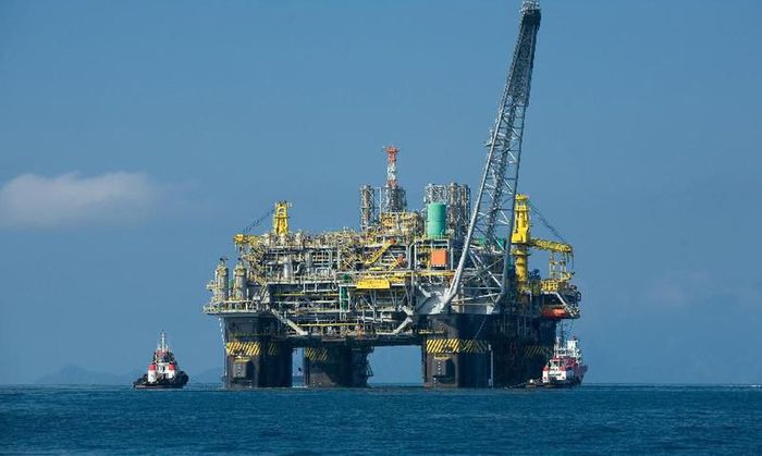 Petróleo cai 5% na semana, sem escalada da guerra e com cautela por demanda