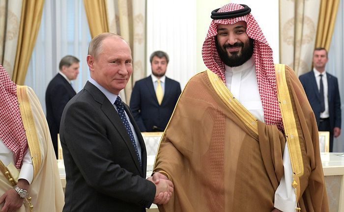Russos e sauditas vão manter cortes na oferta de petróleo até 2024