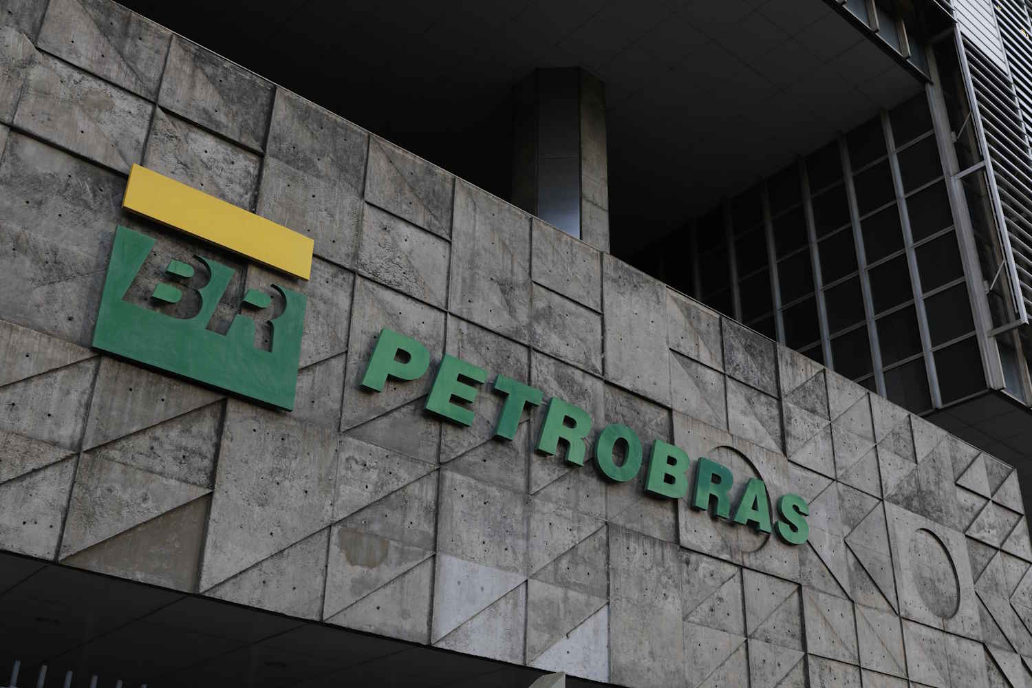 Mesmo com subsídio, Petrobras mantém defasagem na venda de combustíveis