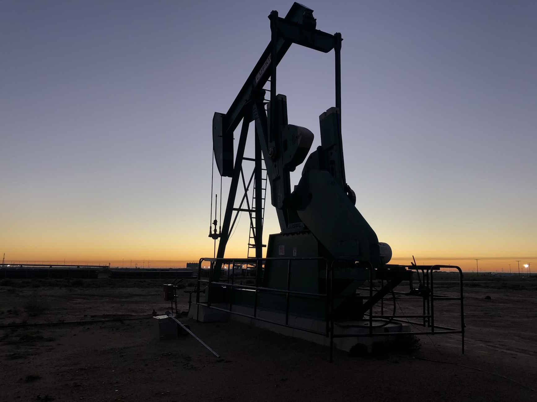 Petróleo dispara e fecha acima dos US$ 100 pela primeira vez desde julho