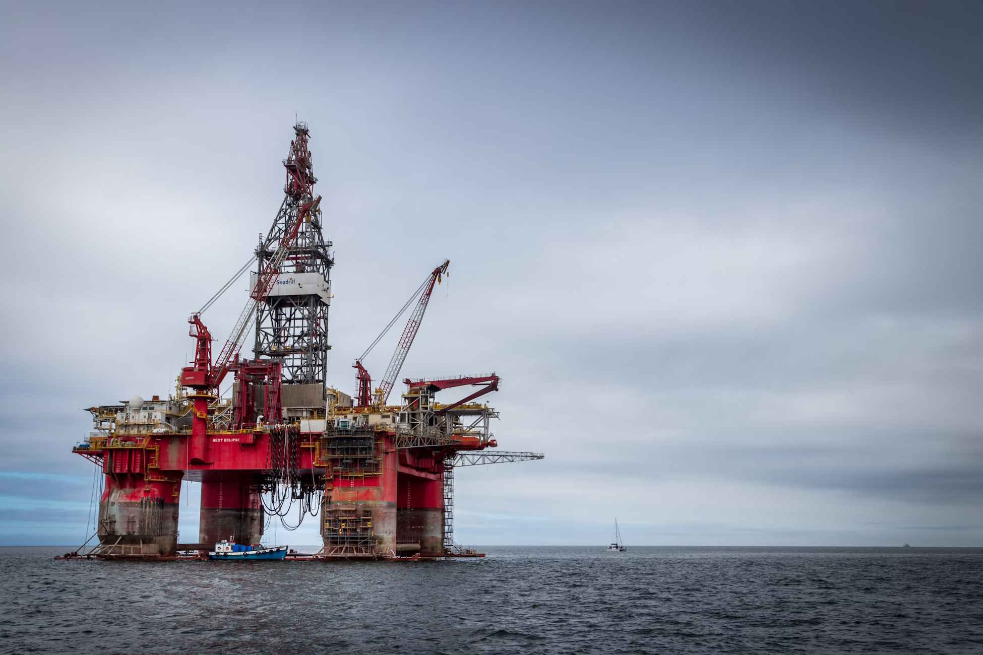 Petróleo fecha em alta de 6% e fica acima de US$ 107 por barril pela primeira vez desde maio