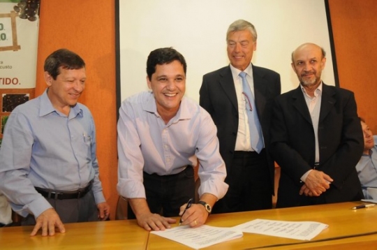 Assinatura do protocolo de intenções Assinatura do protocolo de intenções