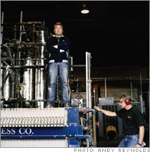 Empresário do biodiesel John Plaza (esq.) na sua refinaria de soja em Seattle. Empresário do biodiesel John Plaza (esq.) na sua refinaria de soja em Seattle.