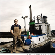 Operador de rebocador Brian Campbell, de Seattle, economizou dinheiro usando biodiesel nos seus barcos. Operador de rebocador Brian Campbell, de Seattle, economizou dinheiro usando biodiesel nos seus barcos.