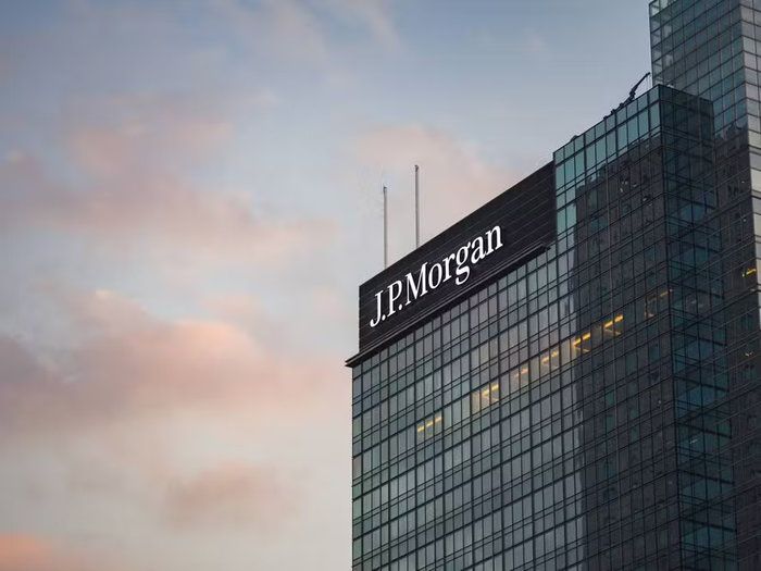 J.P. Morgan abandona cenário-base para petróleo com guerra: ‘Não sabemos como modelar o desfecho’