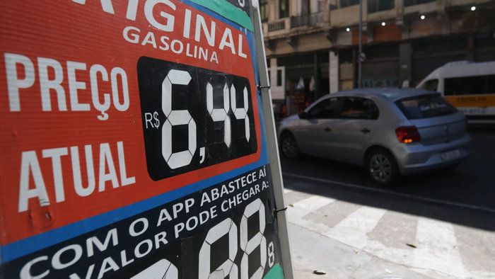 Preço dos combustíveis interrompe sequência de quedas 