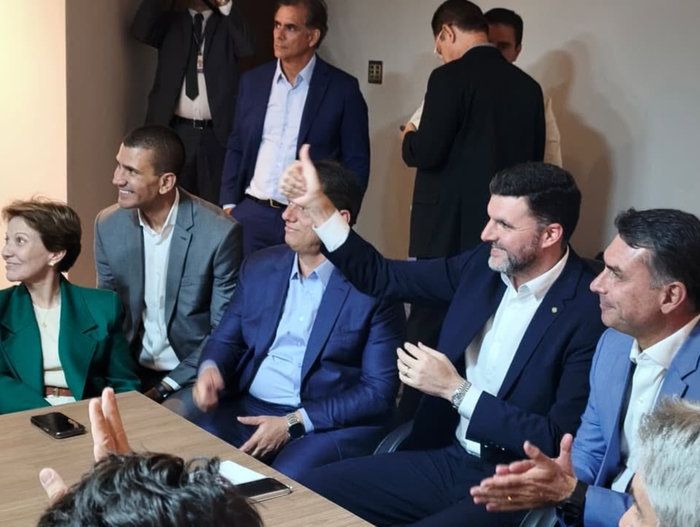 Flávio Bolsonaro faz aceno ao setor de biodiesel
