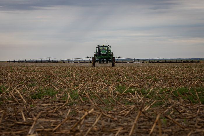 ‘Estoques no limite’: guerra afeta abastecimento de diesel para agricultores no RS