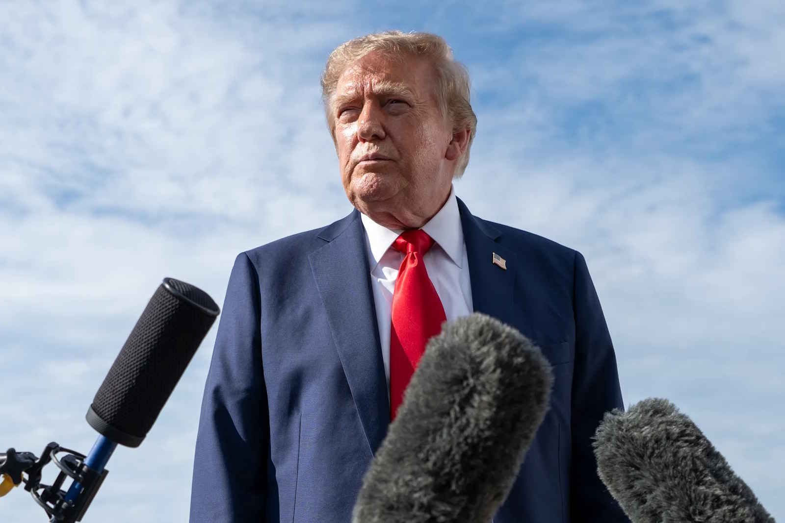 Trump invoca lei da era da Guerra Fria para produção e refino de petróleo